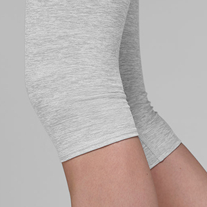 กางเกงเลกกิ้งคาปรีเอวสูงไร้ตะเข็บสำหรับผู้หญิง สีเทาล้วน กางเกงโยคะ เอวยางยืด ความยาวระดับเข่า ชุดออกกำลังกาย - Product Image 3