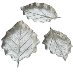 Plato decorativo de metal con forma de hoja dorada, hecho a mano, con patrón de plantas grabado, elegante, para frutas y aperitivos. - Product Image 1