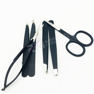 Pinza para cejas RMI High Product Silver Tip con punta inclinada de acero inoxidable, ligera, con recubrimiento en polvo negro y color plateado. - Product Image 4