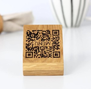 Soporte de menú de madera de roble natural grabado a medida con código QR, cartel de mesa, expositor de sobremesa, estilo antiguo y moderno. - Product Image 3