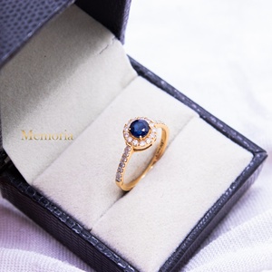 Bague de fiançailles en or jaune massif 18 carats avec halo de saphirs bleus naturels et diamants, bijoux fins pour femmes, Memoria Jewels - Product Image 5