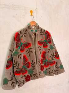 Chaqueta de Terciopelo Bordada con Mariposas y Sueños, Diseño Artístico Floral Suzani, Prenda Exterior Boho Única para Mujer - Product Image 2
