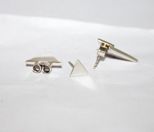 Vente en gros de boucles d'oreilles à clous géométriques en argent sterling 925, double triangle brossé, Memoria Jewels - Product Image 5