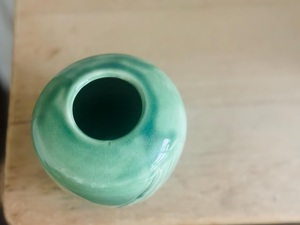 Vase décoratif en céramique artisanale avec glaçure vert sauge doux et texture sculptée, idéal pour la décoration intérieure moderne - Product Image 3