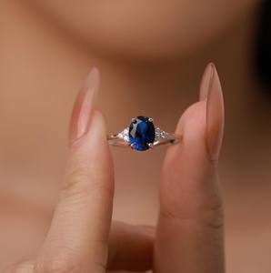 Anillo Ovalado de Zafiro Sintético en Plata de Ley, Anillo de Zafiro Simulado con Diseño de Inspiración Vintage - Product Image 2