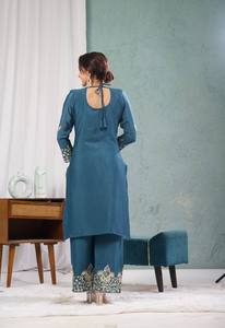 Robe traditionnelle indienne pakistanaise pour femmes, en soie turquoise brodée, longueur cheville, avec bordure dorée, coupe classique - Product Image 4
