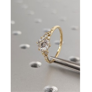 Bague en diamant de qualité supérieure pour femmes, bijoux de mode plaqués or, cadeau d'anniversaire, disponible au prix de gros - Product Image 1