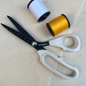 Ciseaux de couture de haute qualité - Accessoire de couture - Lame en acier inoxydable de 9 pouces, poignée ergonomique en nylon blanc souple - Product Image 2