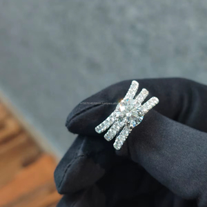 Anillo de Diamantes de Corte Redondo de Lujo en Oro Blanco, Elegante Joya de Compromiso para Mujer, Diseño Personalizado Fino, Estilo de Alta Calidad Premium - Product Image 1