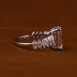 แหวนหมั้นเพชรทรงมรกตและมาร์คีส์ ดีไซน์เนอร์ ผลิตจากทองคำขาว 14k เพชร VVS แหวนเพชรวงกว้าง เครื่องประดับชั้นดี - Product Image 3