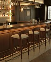Tabouret de bar en teck de style ferme moderne et technique du milieu du siècle, au design durable, pour salon, maison, hôtel et événements.