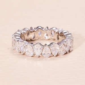 Bague d'éternité pour femme en or massif 14 carats avec diamant de laboratoire taille poire de luxe certifié IGI, 3,5 carats - Product Image 1