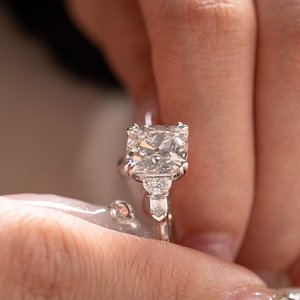Bague de fiançailles de luxe en or blanc 14 carats avec diamant de laboratoire taille coussin 3 carats, bague anniversaire cinq pierres pour femme, bijoux - Product Image 2