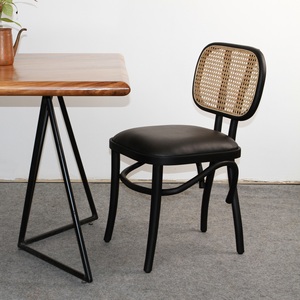 Chaise de salle à manger en bois de mahogany massif et rotin avec siège rembourré en cuir PU noir pour la maison, la villa, l'appartement et l'hôtel - Product Image 1