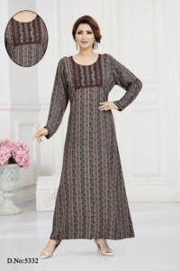 Robe Kaftan Jalabiya en tissu Alphine de qualité supérieure avec broderie complexe sur le col - Product Image 1