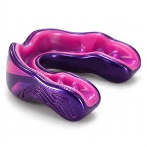 Protège-dents sportif conçu avec un matériau flexible, des bords lisses et un ajustement confortable, offrant une protection pratique pendant les activités sportives. - Product Image 4
