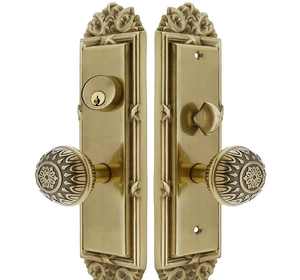 Elegante manija larga de latón con patrones de filigrana en una puerta blanca moldeada. Unidades disponibles a precios de mayorista para construcciones. - Product Image 6