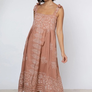 Vestido Casual de Algodón con Estampado Dhaka y Tirantes, Talla XL, Sexy, Ecológico, Transpirable, Corte en A, con Ribete Metálico en el Bajo - Product Image 1