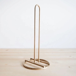 Porte-serviettes en papier en métal Loopstand avec finition laiton antique, design à anneau vertical pour comptoir de cuisine moderne - Product Image 2