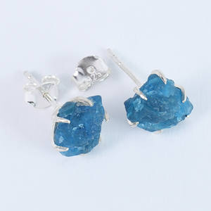 Pendientes de tuerca de apatita natural azul neón con engaste de garra de plata de ley 925, joyería fina de moda de forma libre - Product Image 4