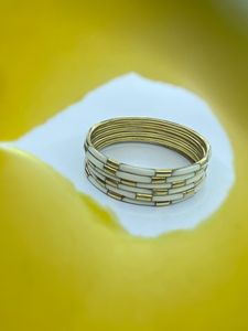 Brazalete de resina y latón pulido hecho a mano, estilo africano moderno, bohemio, gitano, para boda. - Product Image 2