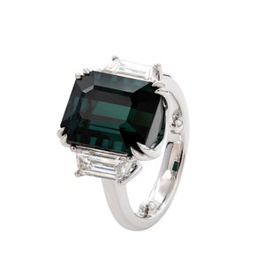 Bague de luxe en or 14 carats à trois pierres vertes, diamant de laboratoire taille émeraude 9,4 carats, bijoux de fiançailles, cadeau d'anniversaire de mariage à trois pierres trapézoïdales - Product Image 4