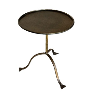 Mesa Auxiliar Redonda de Metal Estilo Francés Antiguo con Bandeja Superior y Base de Trípode de Hierro Forjado para Esquinas o Entradas, para Elevar la Mesa - Product Image 1