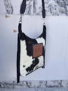 กระเป๋าหนังวัวลายพิเศษ แต่งพู่หนัง สะพายข้าง/สะพายไหล่ ดีไซน์เก๋  กระเป๋าถือหนังแท้  ตกแต่งลายด้วยมือ สำหรับผู้หญิง ใช้งานได้หลากหลาย - Product Image 2