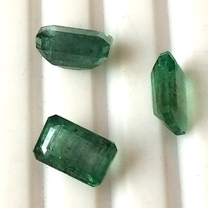 Lote de Esmeraldas Naturales de Zambia, 4 Quilates de Peso Total, Calibradas, Corte Esmeralda de 8x5 mm, Facetadas, Translúcidas, Piedras Sueltas, 3 Piezas - Product Image 3