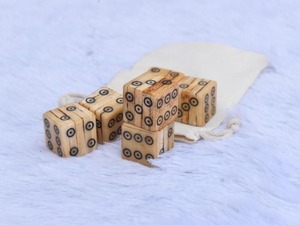 Dés ronds blancs polis de qualité supérieure, écologiques, faits à la main, pour l'art moderne et les objets de collection, cubes numérotés en matériau naturel, pour utilisation sur table. - Product Image 1