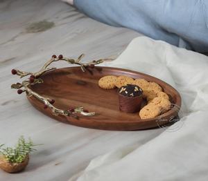 Plateau de service élégant en bois avec poignée décorative en forme de branche, idéal pour les collations, les desserts, la cuisine ou les cadeaux. - Product Image 1