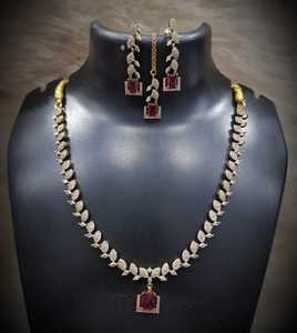 Conjunto de Colgante Chapado en Oro con Piedras, Diseño de Hoja Premium, Hecho a Mano en India, Regalo Ideal para Compromisos, Bodas y Fiestas, el Más Vendido y en Tendencia - Product Image 1