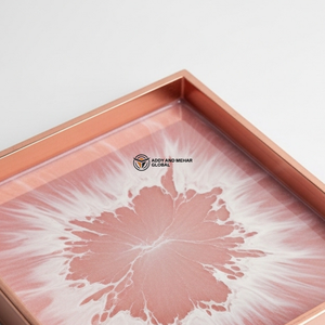 Plateau contemporain en résine rose avec accent doré |   Plateau en résine rose contemporain de qualité supérieure avec accent doré |   Table de qualité supérieure - Product Image 6