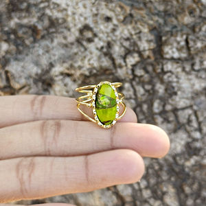 Anillo de fiesta chapado en oro de 18 quilates con piedra ovalada lisa de jade peridoto y banda abierta múltiple, elegante anillo de joyería para regalo. - Product Image 2