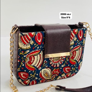 Sac bandoulière mini Royal Indigo Paisley avec chaîne dorée, en tissu matelassé doux et imperméable, pour femme, style ethnique moderne et luxueux - Product Image 1