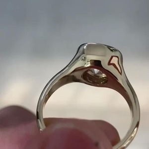 Anillo de Compromiso con Diamante Cultivado en Laboratorio de 3 Quilates, Corte Redondo, Engaste de Bisel, Oro Amarillo de 14k, con Certificado IGI y Claridad VVS-VS - Product Image 3