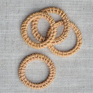 Anneaux de serviette vintage faits main en rotin tressé, décoratifs et écologiques, pour la mise en place de la table lors de mariages et de dîners. - Product Image 4