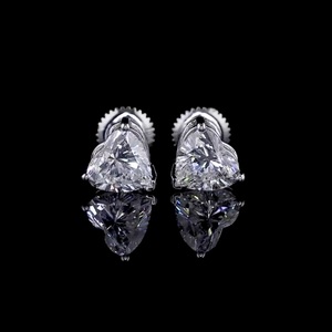 Boucles d'oreilles clous en diamant taille cœur 2,00 carats, or blanc 14K, diamant de laboratoire certifié IGI, cadeau romantique pour femme, bijoux de mariage - Product Image 1