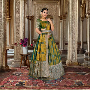 ชุดเลเฮนกาโชลีผ้าไหมบานาราซีพร้อมลวดลายทออย่างประณีต ขอบผ้าแบบดั้งเดิมที่สวยงาม ดีไซน์เสื้อที่สง่างาม และผ้าคลุมไหล่เข้าชุด - Product Image 2