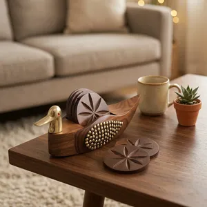 Juego de posavasos de madera artesanal con detalles en latón, artísticamente diseñados como un pato estilizado o un bote tradicional. - Product Image 2