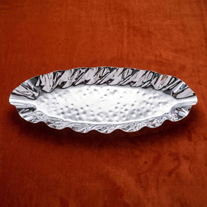 Bandeja de metal ovalada de lujo con borde ondulado para servir, acabado perfecto para buffet de hotel y catering. - Product Image 1