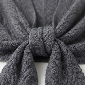 Châle de luxe tricoté chaud d'hiver, doux effet cachemire, écharpe-couverture oversize, poncho à franges et pompons pour femme, vente en gros - Product Image 4