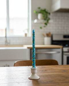 Les bougies, illustrées par des citronniers peints à la main contre un ciel bleu vif, sont parfaites pour les brunchs d'été et les fêtes dans le jardin. - Product Image 3