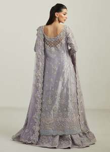 Robe de mariée vintage en soie violette, coupe trapèze, manches longues, col carré, longueur ras du sol, broderie en dentelle, traîne détachable, boutonnée - Product Image 4