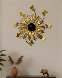 Arte Mural Metálico 3D de Girasol Dorado con Mariposas, Decoración de Pared de Hierro con Recubrimiento en Polvo Hecha a Mano para Sala de Estar y Dormitorio - Product Image 1