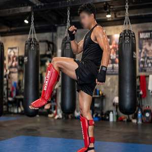 Protège-tibias et protège-pieds en cuir PU rouge de qualité supérieure pour arts martiaux, personnalisables OEM, pour entraînement de kickboxing, Muay Thai, Karaté et protection de sécurité - Product Image 4