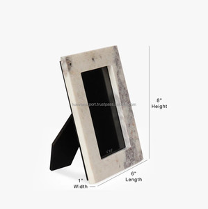 Marco de fotos de madera diseñado con simplicidad y elegancia perfecto para agregar encanto a su espacio - Product Image 3