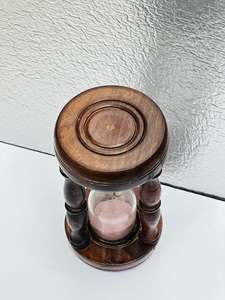 Sablier en bois de 7 pouces avec sable rose |   Horloge à sable de table rustique avec design croix d'ange pour décoration de fête d'anniversaire - Product Image 4