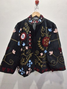 Veste en velours brodée pour femme, manteau floral de luxe fait main, vêtement d'extérieur artisanal de style bohème - Product Image 1