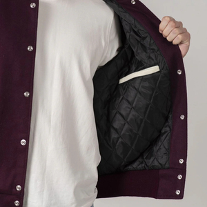 Chaqueta Universitaria Color Borgoña y Crema con Mangas en Contraste y Logotipo Personalizado - Product Image 3
